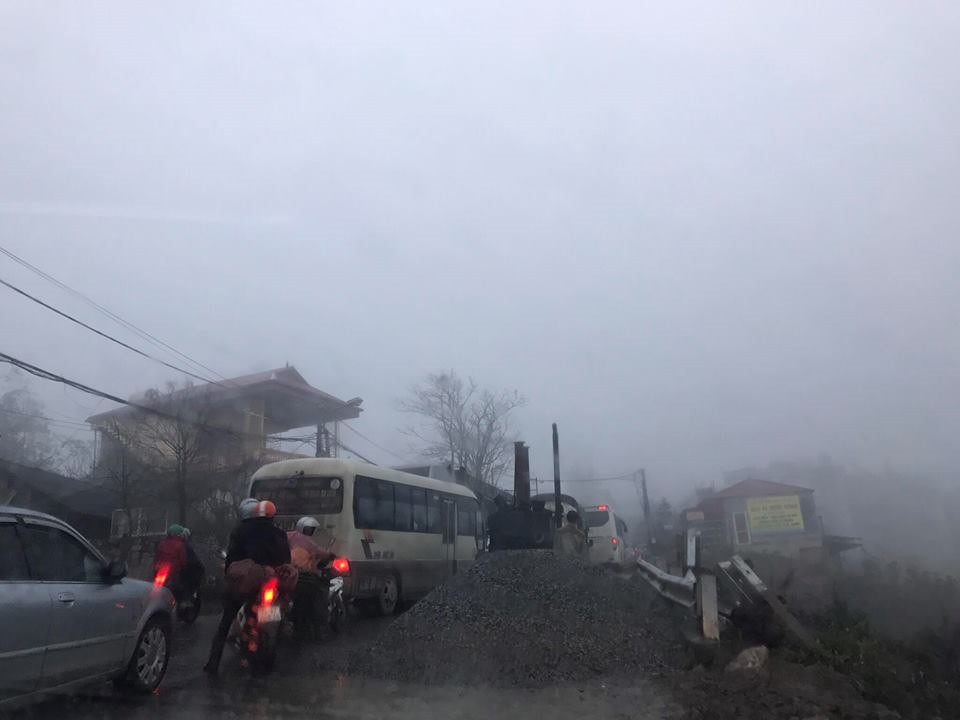 Sa Pa chìm trong biển người, 3 tiếng di chuyển được 30km - Ảnh 3.