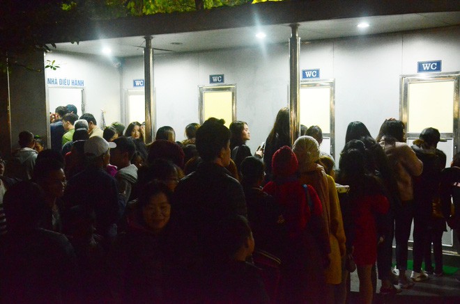 Cả trăm người xếp hàng dài trước nhà vệ sinh công cộng ở Bờ Hồ trong đêm giao thừa - Ảnh 4.