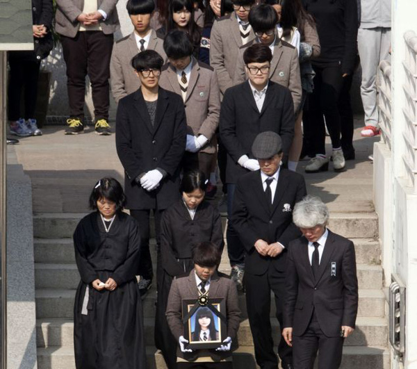 Loạt hình ám ảnh trong thảm kịch chìm phà Sewol cướp đi sinh mạng của gần 300 học sinh ở Hàn Quốc 3 năm trước - Ảnh 25.