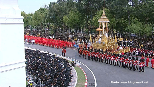 Thái Lan: Thi hài cố quốc vương được đưa vào tháp hỏa táng - Ảnh 22.