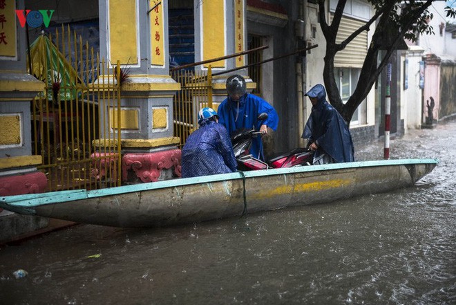  Người dân Huế chèo thuyền, đánh cá trên đường phố trong ngày mưa lũ - Ảnh 21.