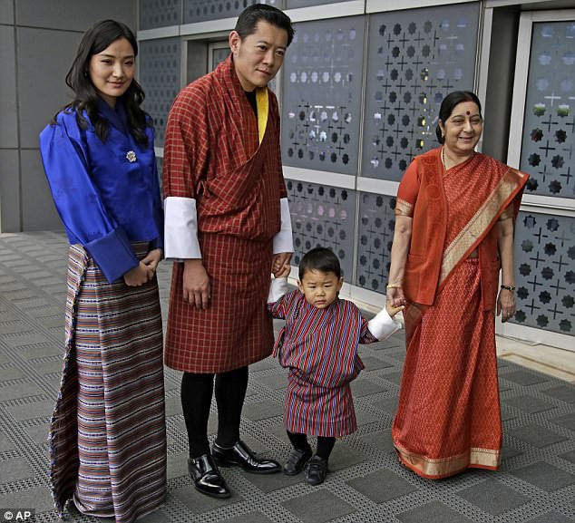 Mới mấy tháng không xuất hiện mà hoàng tử nhí Bhutan đã lớn phổng, dễ thương và đáng yêu như này rồi! - Ảnh 6.