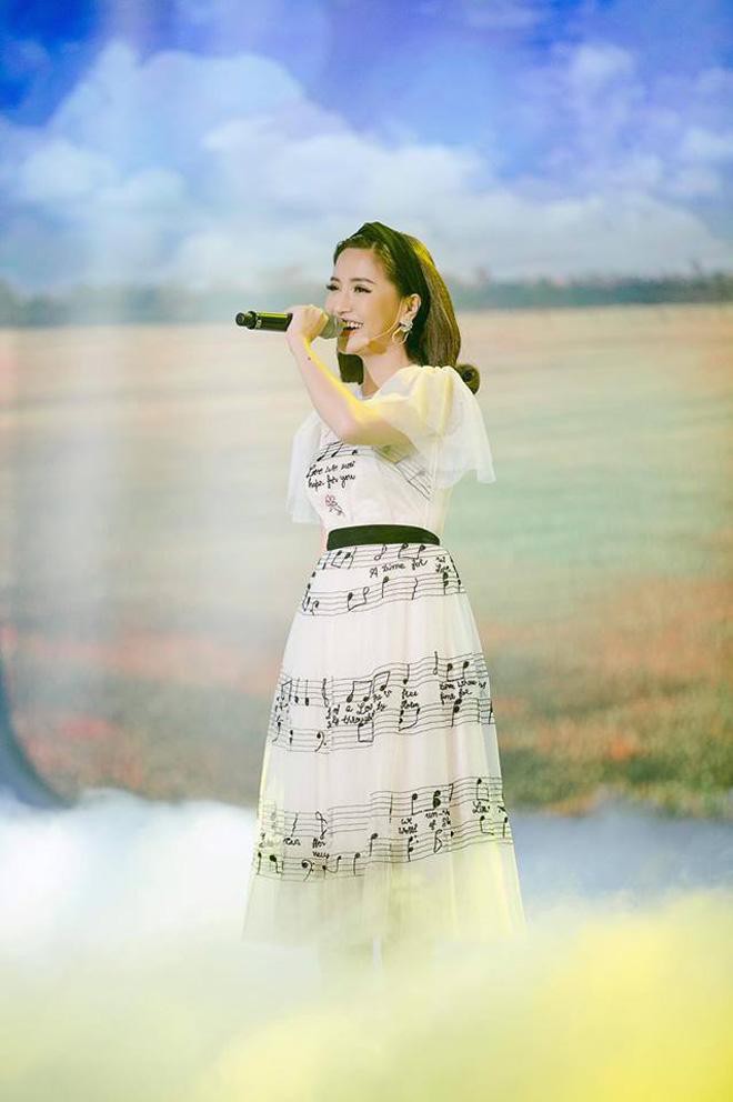 Năm 2017, Ngọc Trinh xứng đáng là Nữ hoàng váy nhái của showbiz Việt - Ảnh 22. Năm 2017, Ngọc Trinh xứng đáng là Nữ hoàng váy nhái của showbiz Việt - Ảnh 22.