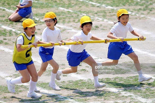 Hai ngôi trường đối lập hoàn toàn mà công chúa, hoàng tử bé của Nhật theo học - Ảnh 23.