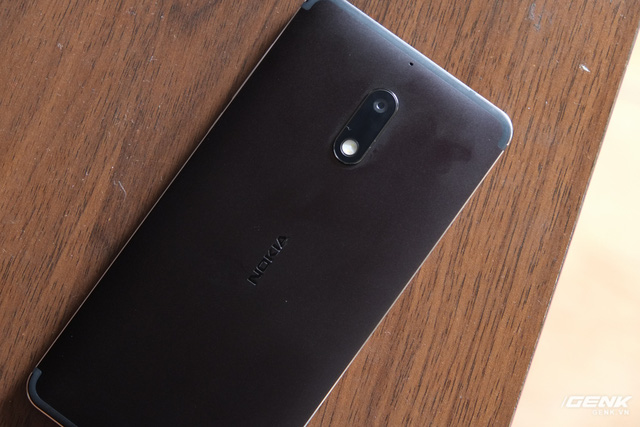 Mở hộp và trên tay Nokia 6 đầu tiên tại Việt Nam: Huyền thoại đã trở lại nhưng lợi hại đến đâu? - Ảnh 24.