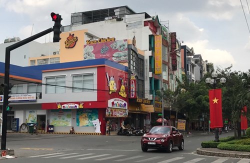 Một mình lưu thông, nhưng vẫn dừng đèn đỏ - Ảnh 4.