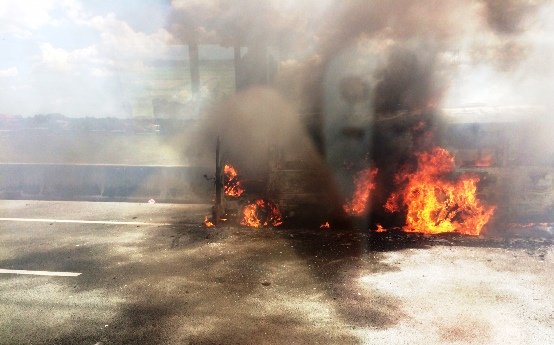 Xe kh&aacute;ch bốc ch&aacute;y dữ dội tr&ecirc;n cao tốc Trung Lương - Ảnh 3.