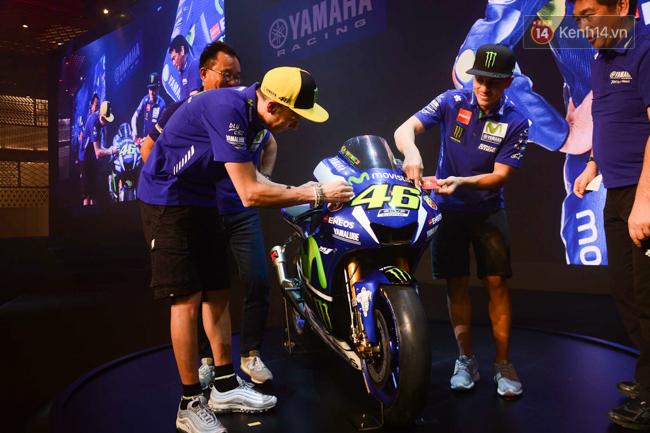 Huyền thoại đường đua Valentino Rossi đến Việt Nam, mặc áo dài giao lưu cùng fan - Ảnh 4.