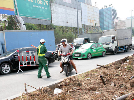 Kẹt xe ở Tân Sơn Nhất, khách bỏ xe chạy bộ vì sợ trễ - Ảnh 4.