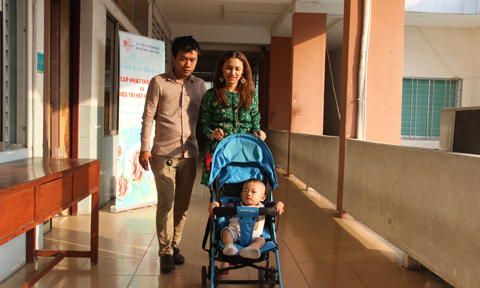 Chuyện t&igrave;nh đẹp của ch&agrave;ng trai 4 năm r&ograve;ng đeo k&egrave; k&egrave; bọc nước tiểu b&ecirc;n người - Ảnh 4.