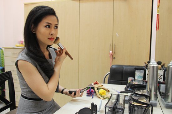 Đột nhập hậu trường trước giờ l&ecirc;n s&oacute;ng của MC VTV - Ảnh 4.