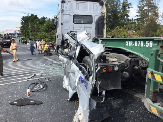 Xe khách đâm xe container, 2 người chết, 4 người bị thương - Ảnh 4.
