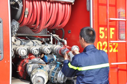 Cháy Công ty may ở Cần Thơ, ngày thứ 5 vẫn hối hả phun nước - Ảnh 4.