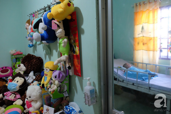 Em bé bị não úng thủy được đưa sang Singapore lần 2 để tiểu phẫu - Ảnh 4.