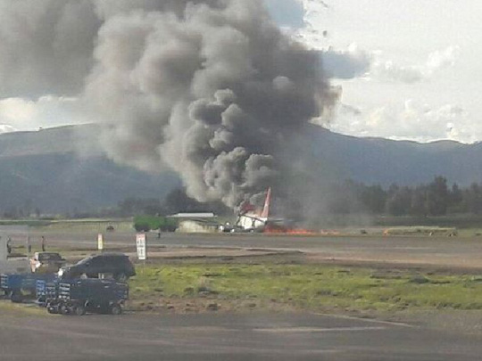 Boeing 737 chở 141 hành khách trượt đường băng, bốc cháy dữ dội - Ảnh 2.