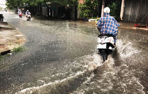 Sài Gòn mưa trái mùa kèm sấm sét, gió giật mạnh - Ảnh 4.