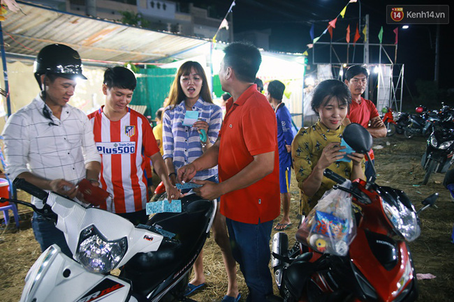 Những người phụ nữ ở gánh lô tô: Miễn nhìn thấy khán giả cười vui là tụi chị cũng vui, dù có đêm hát khàn cổ cũng chỉ có vài chục ngàn đủ tiền son phấn - Ảnh 4.