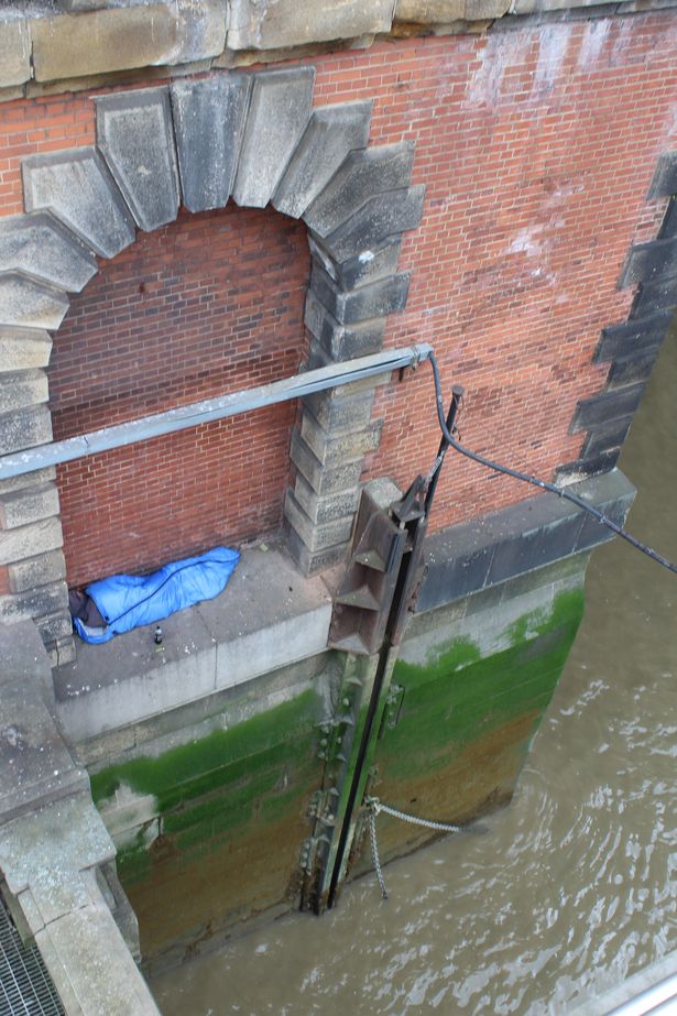 Bức ảnh người vô gia cư ngủ dưới chân cầu lột trần hiện thực khắc nghiệt tại đô thị giàu có bậc nhất thế giới - Ảnh 3.