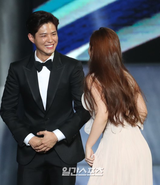 Khi mọi người chú ý vào thảm đỏ Baeksang, có một Kim Yoo Jung thầm lặng chỉnh áo cho Park Bo Gum - Ảnh 5.