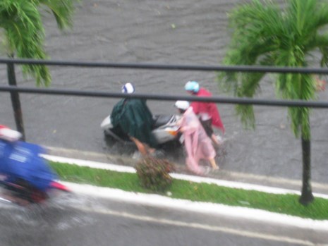 Mưa lớn biến đường phố Cần Thơ thành sông - Ảnh 5.