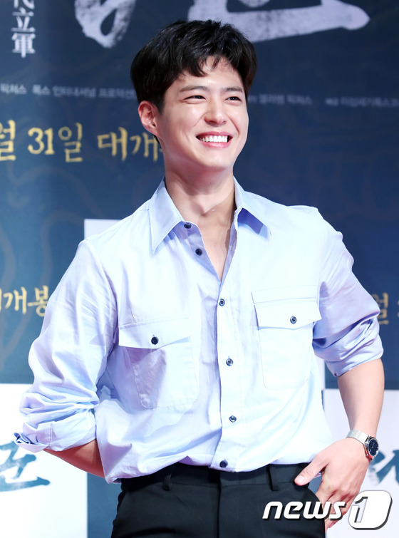 Park Bo Gum diện quần kéo cao đến rốn, Seolhyun xinh đẹp như ma nơ canh ngoài đời thực - Ảnh 4.