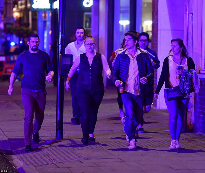 Hiện trường vụ tấn công liên hoàn khủng khiếp ở London - Ảnh 4.