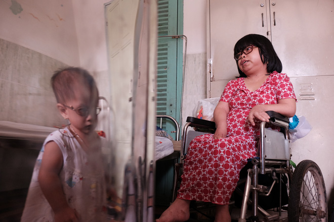 Những ngày sống trong lo sợ của cha mẹ bé gái có đôi mắt “xám tro” u ám - Ảnh 4.