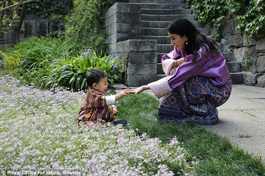 Hóa thân thành bác sĩ, hoàng tử nhí Bhutan “đốn tim” cư dân mạng - Ảnh 4.