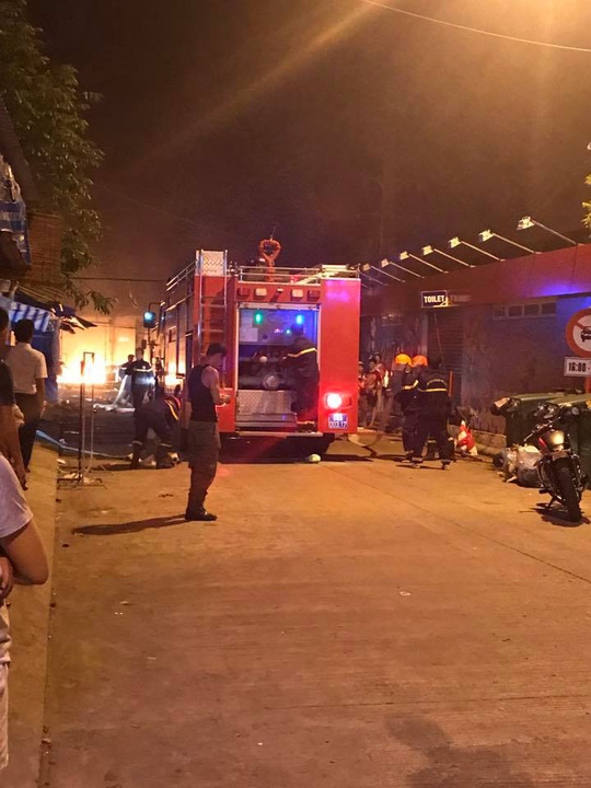 Ch&aacute;y kinh ho&agrave;ng ở chợ đ&ecirc;m Ph&uacute; Quốc - Ảnh 4.