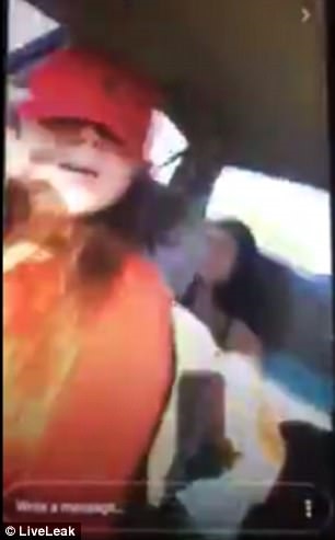 Vừa livestream vừa lái xe, chị gây tai nạn khiến em 14 tuổi tử vong - Ảnh 3.