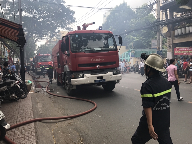 Lợi dụng khi nh&agrave; đang bị ch&aacute;y, lẻn v&agrave;o rinh đồ tẩu tho&aacute;t - Ảnh 5.