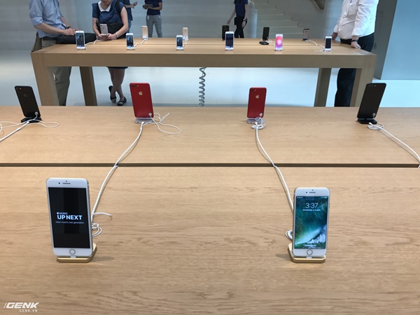 Trải nghiệm thực tế Apple Store Orchard Singapore: khi bạn không chỉ trả tiền cho thương hiệu, thiết kế mà quan trọng hơn cả là trải nghiệm - Ảnh 4.