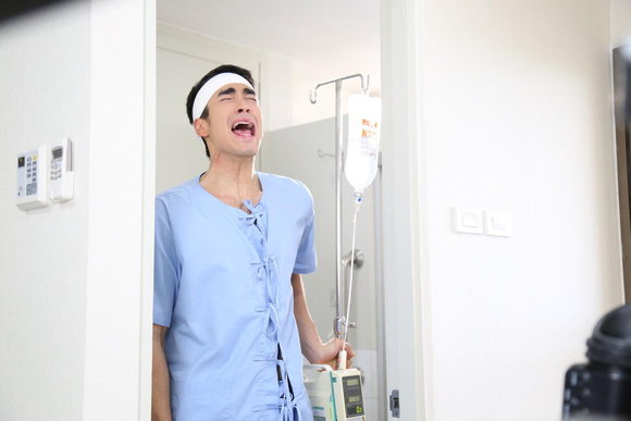 Nam thần Thái Lan Nadech hoá quý cô ẻo lả khiến fan cười té ghế - Ảnh 6.