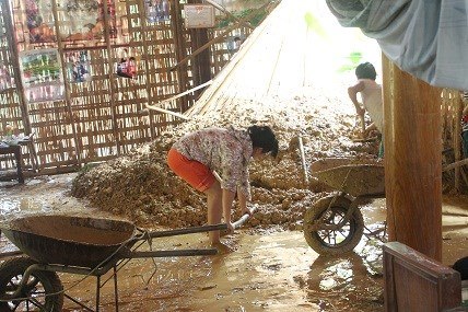 Cuộc th&aacute;o chạy khỏi tay thủy thần trong đ&ecirc;m của d&acirc;n bản ngh&egrave;o v&ugrave;ng cao Nghệ An - Ảnh 4.
