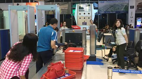 G&agrave; quang qu&aacute;c tr&ecirc;n b&agrave;n c&acirc;n k&yacute; gửi h&agrave;nh l&yacute; m&aacute;y bay - Ảnh 4.