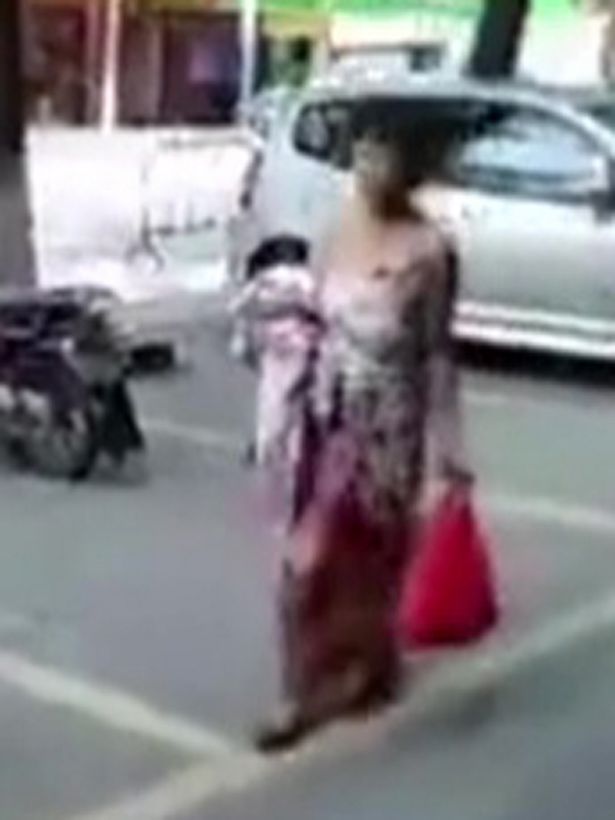 Đang đi bộ mua sắm thì đẻ con ngay giữa đường, thai phụ bình tĩnh bế con rồi xách làn đi tiếp - Ảnh 3. Đang đi bộ mua sắm thì đẻ con ngay giữa đường, thai phụ bình tĩnh bế con rồi xách làn đi tiếp - Ảnh 3.