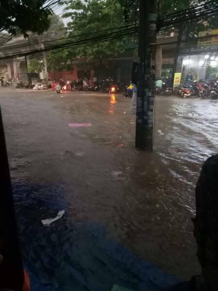 Sau trận mưa lớn, hình ảnh phòng trọ khiến nhiều sinh viên dở khóc dở cười - Ảnh 4.
