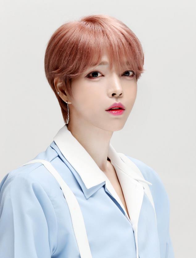 Thành viên boygroup tân binh gây sốc vì trông y như con gái - Ảnh 4.