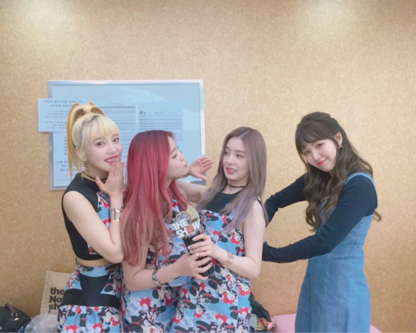 Hành động có 1 không 2 của Red Velvet dành cho thành viên vắng mặt gây sốt mạng xã hội - Ảnh 4.