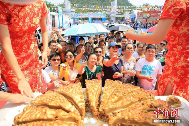 Chiếc bánh Trung thu kỳ lạ trông có vẻ kinh dị mà ai cũng muốn được thử 1 miếng - Ảnh 4.