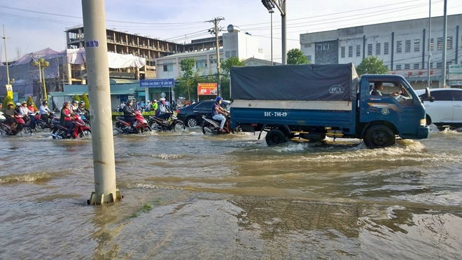 Triều cường dâng cao kỉ lục, TP Cần Thơ “biến thành sông” - Ảnh 9.