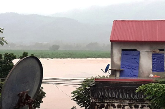 Cận cảnh Bắc Trung Bộ ch&igrave;m trong mưa lũ - Ảnh 4.