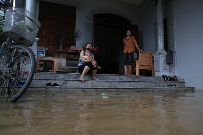 Chùm ảnh: Cuộc sống trên giường, dưới nước của dân vùng lũ ở Hà Nội - Ảnh 5.