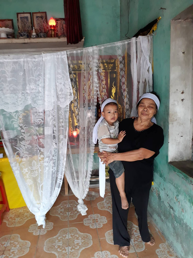 Hai đứa trẻ mồ c&ocirc;i mẹ ngơ ng&aacute;c trong ng&agrave;y đội tang cha - Ảnh 4.