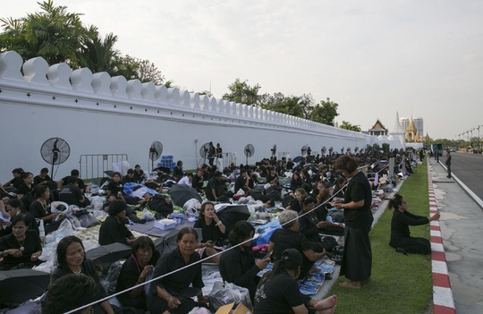 Thái Lan: Quân đội nấu ăn cho người dân đến viếng Quốc vương - Ảnh 4.