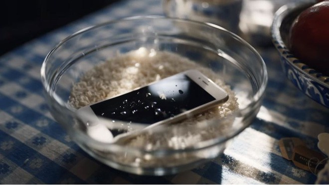 Samsung ra video quảng cáo Galaxy Note 8, đá xoáy Apple và iFan: Trưởng thành rồi, đừng dùng iPhone nữa - Ảnh 5.