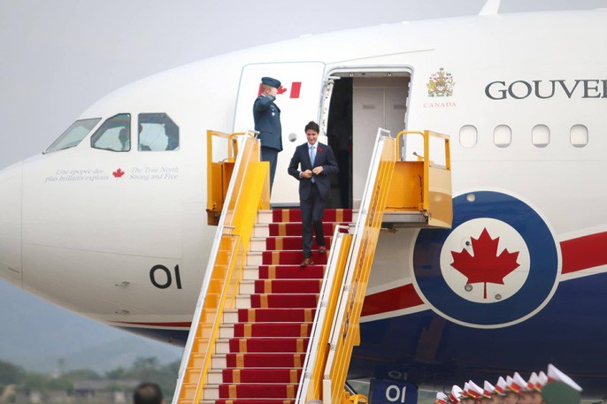 Chuyên cơ chở Thủ tướng Canada Justin Trudeau tới Hà Nội - Ảnh 5. Chuyên cơ chở Thủ tướng Canada Justin Trudeau tới Hà Nội - Ảnh 5.