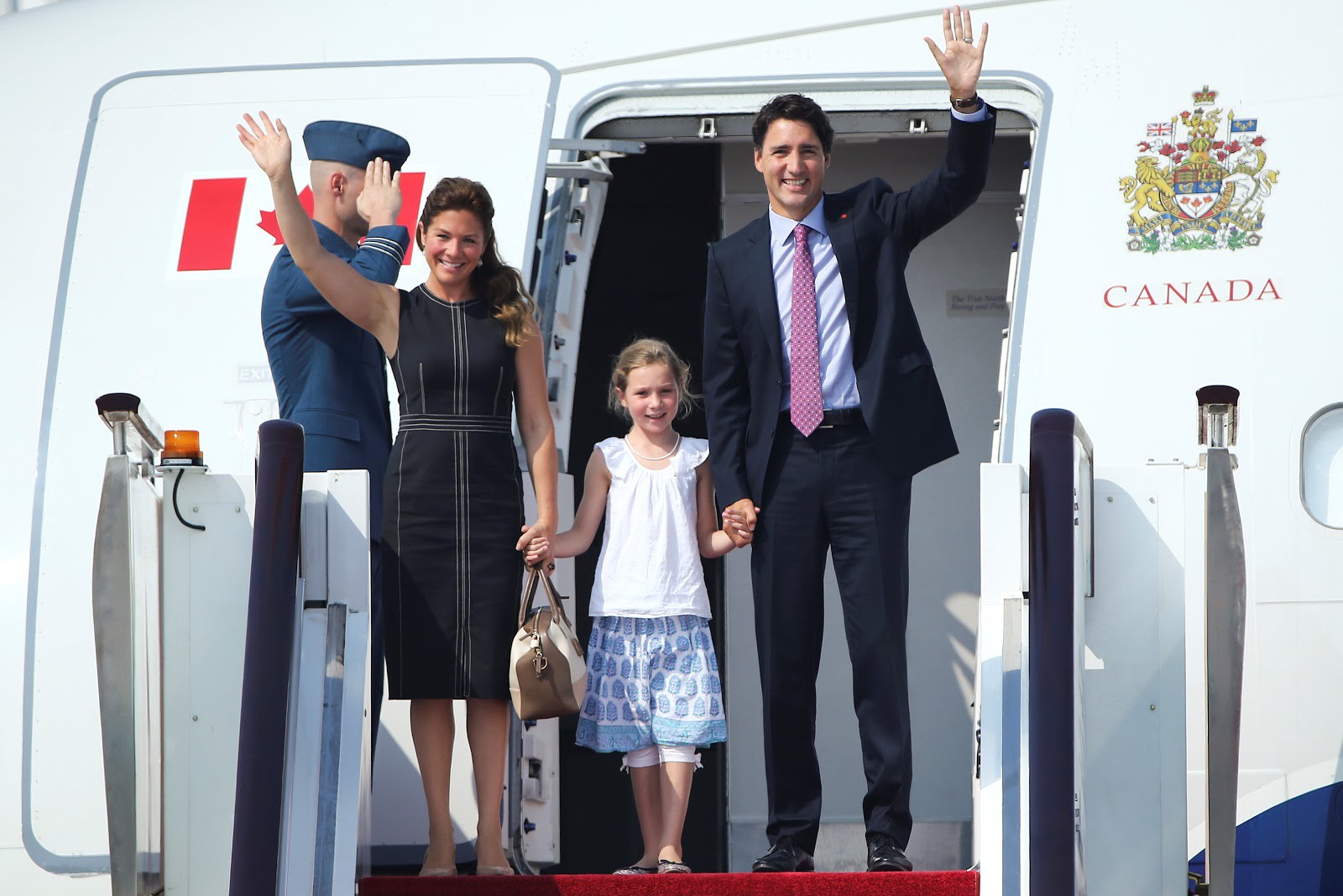 Đi công du tới đâu, Thủ tướng Justin Trudeau cũng phong thái ngời ngời, thu hút mọi ánh nhìn từ mọi người - Ảnh 4. Đi công du tới đâu, Thủ tướng Justin Trudeau cũng phong thái ngời ngời, thu hút mọi ánh nhìn từ mọi người - Ảnh 4.