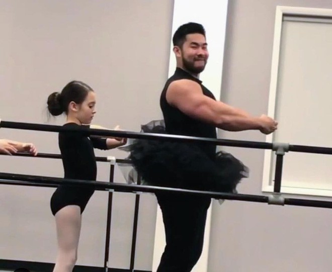 Ông bố cơ bắp gốc Việt trở thành “nam thần” của các mẹ khi mặc váy xòe múa ballet cùng con gái - Ảnh 4. Ông bố cơ bắp gốc Việt trở thành “nam thần” của các mẹ khi mặc váy xòe múa ballet cùng con gái - Ảnh 4.