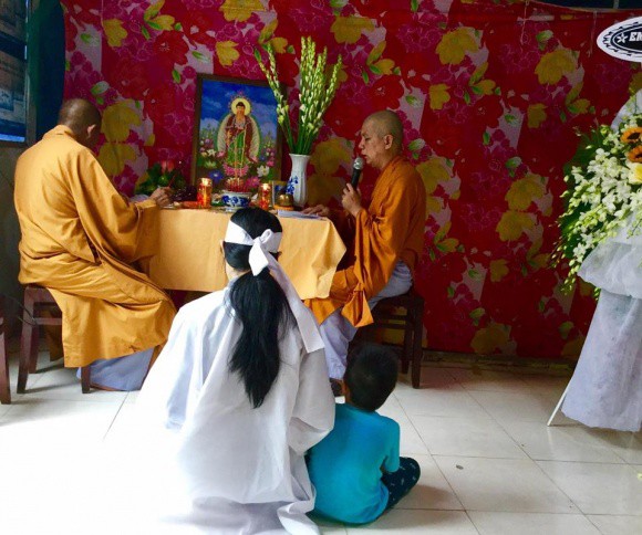 Lễ đưa tang diễn viên Nguyễn Hoàng: Trời đổ mưa, vợ trẻ nghẹn ngào nhìn di ảnh chồng trước giờ tiễn biệt - Ảnh 3.